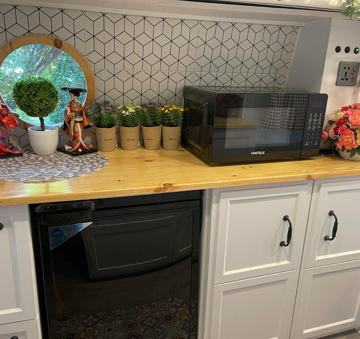 ไอเดียเจ๋ง สาวเปลี่ยนรถตู้เป็นรถบ้าน ตกแต่งน่ารัก อยากเที่ยวเมื่อไร ล้อหมุนได้เลย