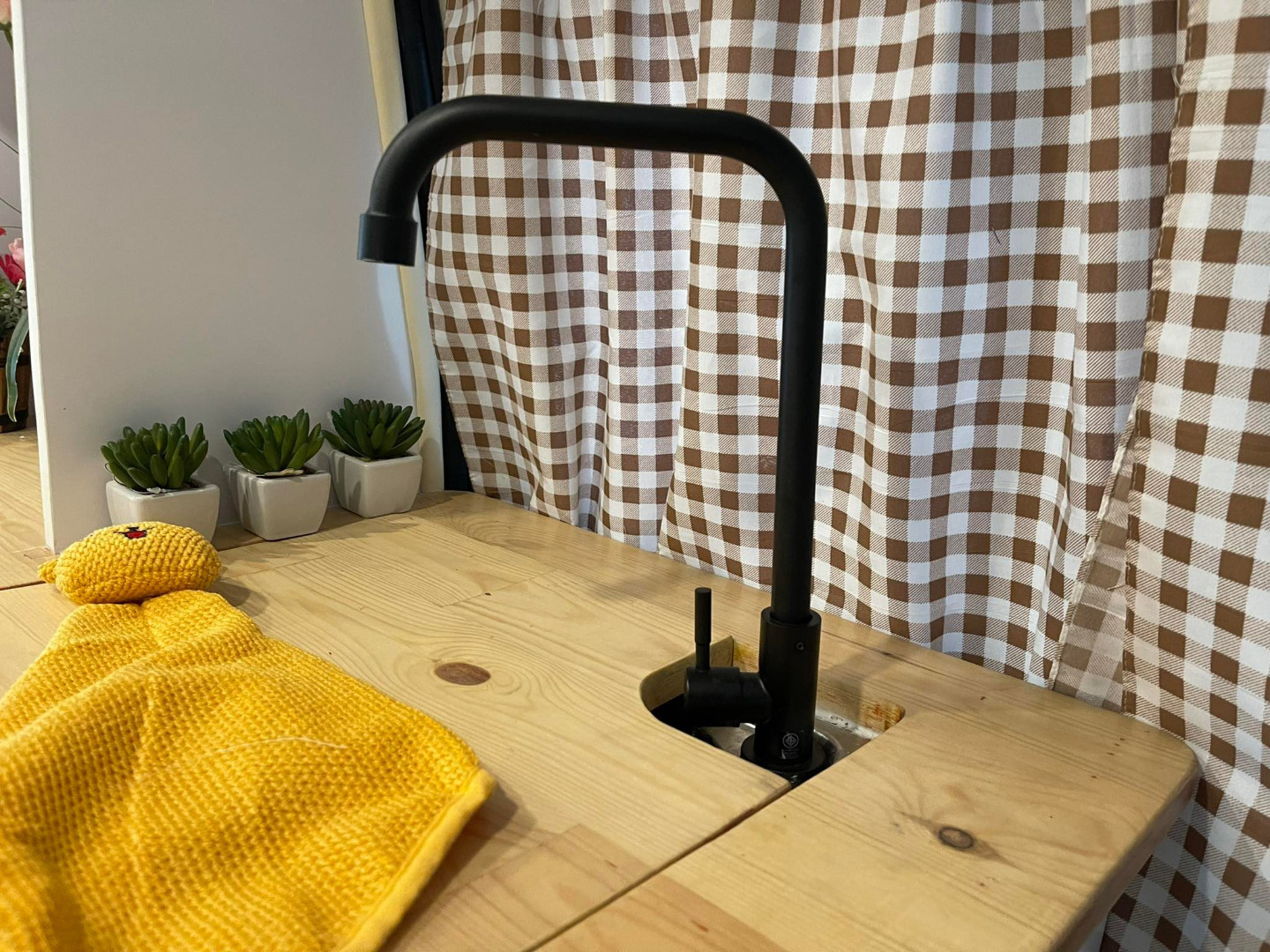 ไอเดียเจ๋ง สาวเปลี่ยนรถตู้เป็นรถบ้าน ตกแต่งน่ารัก อยากเที่ยวเมื่อไร ล้อหมุนได้เลย