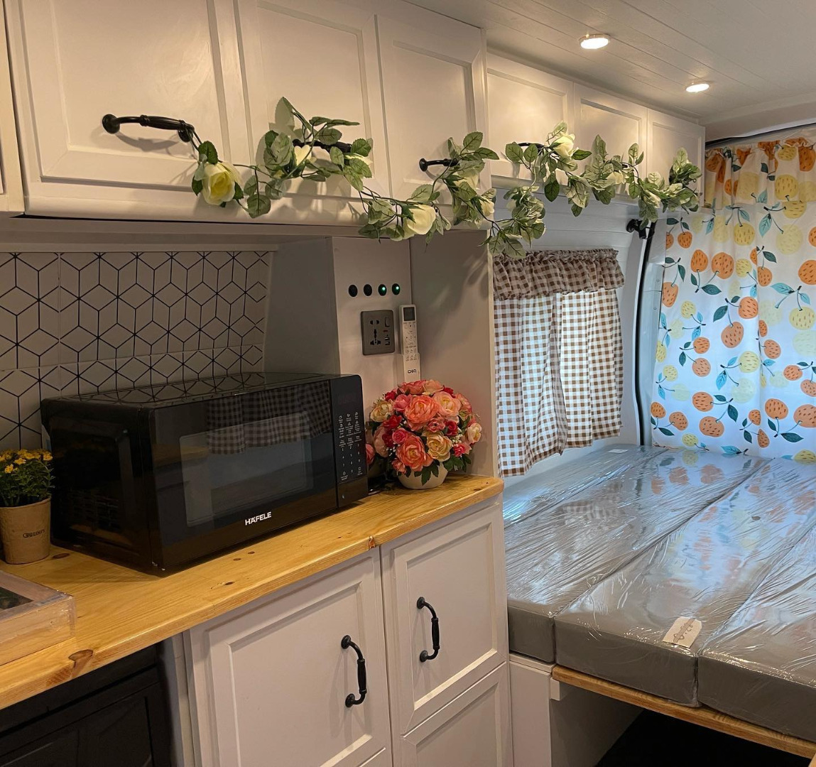 ไอเดียเจ๋ง สาวเปลี่ยนรถตู้เป็นรถบ้าน ตกแต่งน่ารัก อยากเที่ยวเมื่อไร ล้อหมุนได้เลย