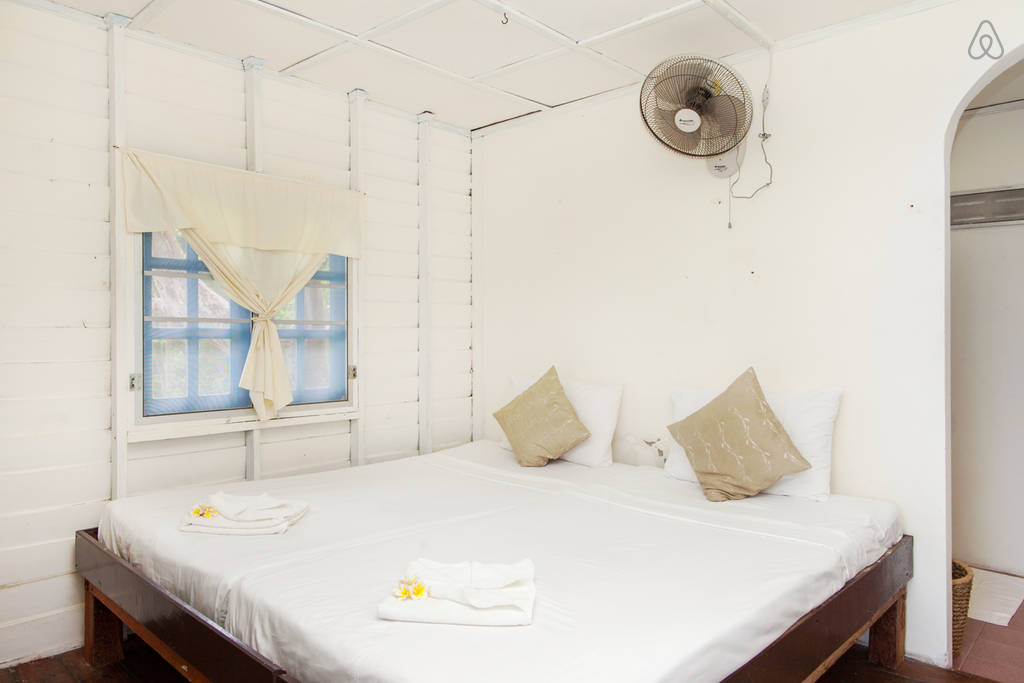 ห้องนอนบังกะโล ก่อสร้างอย่างเรียบง่าย ภายใต้บรรยากาศริมทะเล