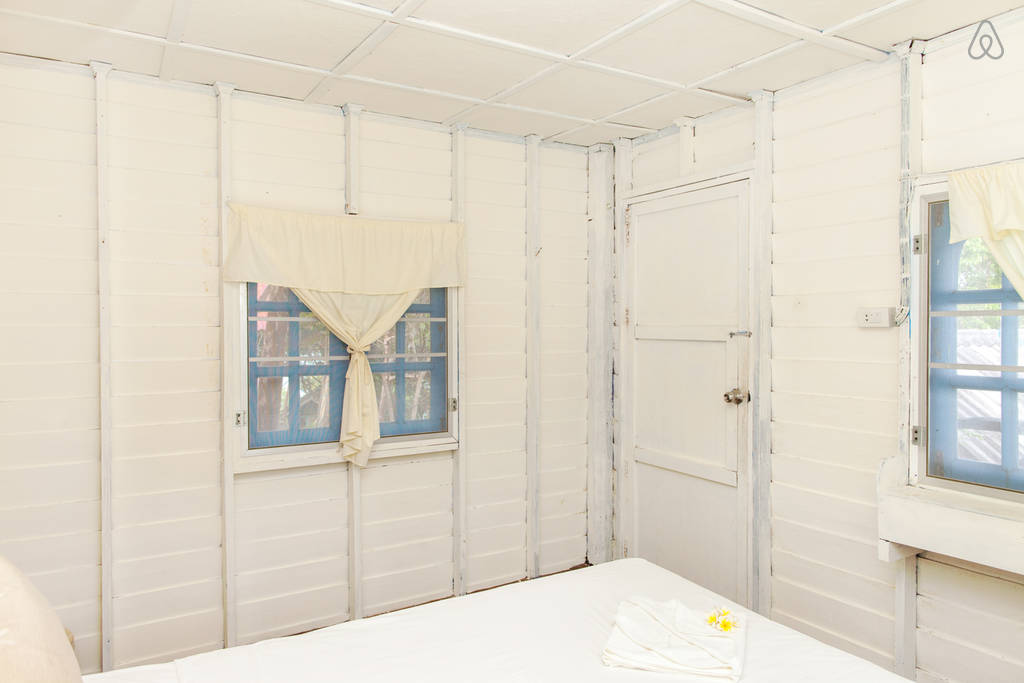 ห้องนอนบังกะโล ก่อสร้างอย่างเรียบง่าย ภายใต้บรรยากาศริมทะเล