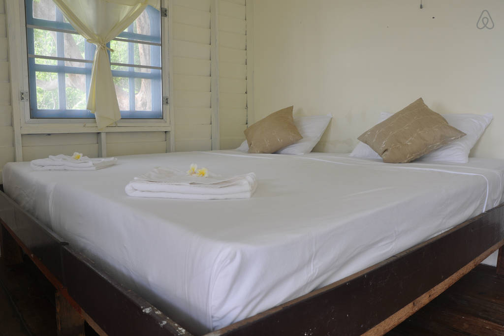 ห้องนอนบังกะโล ก่อสร้างอย่างเรียบง่าย ภายใต้บรรยากาศริมทะเล