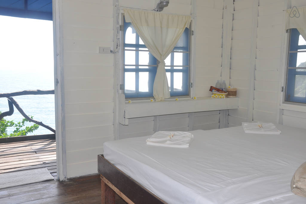 ห้องนอนบังกะโล ก่อสร้างอย่างเรียบง่าย ภายใต้บรรยากาศริมทะเล