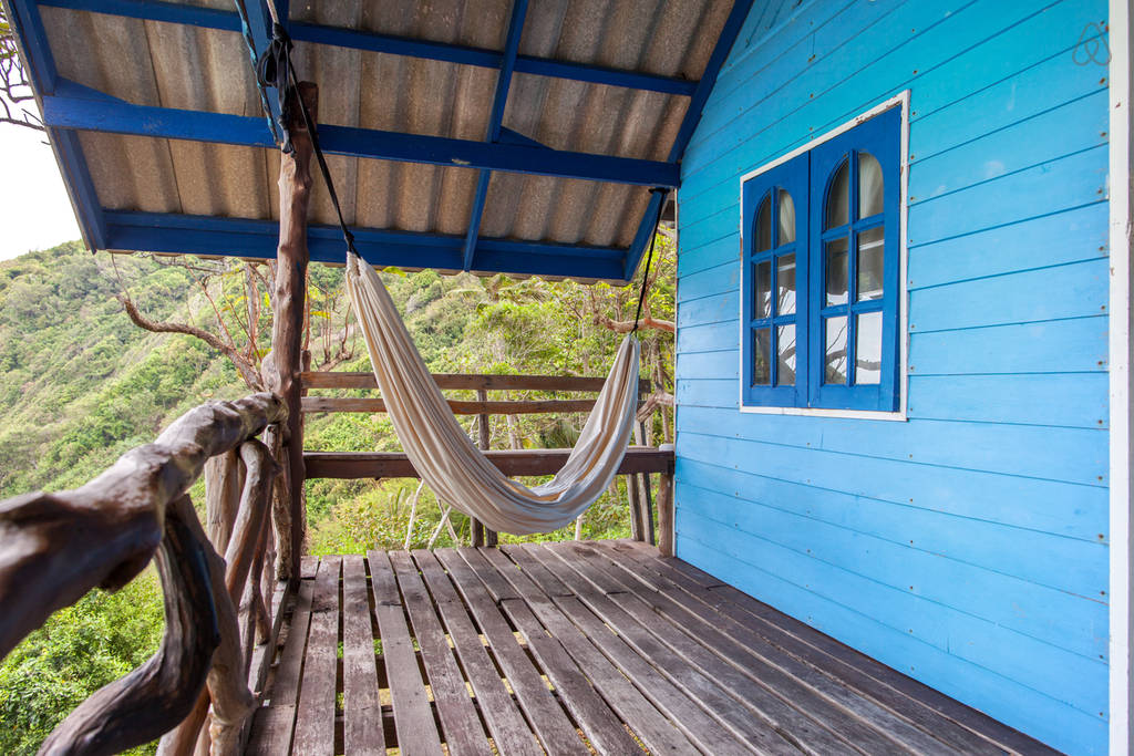 ห้องนอนบังกะโล ก่อสร้างอย่างเรียบง่าย ภายใต้บรรยากาศริมทะเล