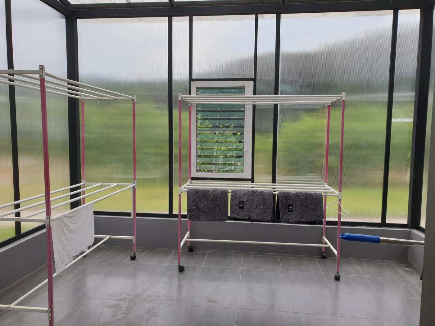 แบ่งปันไอเดีย “ห้องตากผ้า” พื้นที่ตากผ้าแบบส่วนตัว แถมฝนตกไม่ต้องรีบวิ่งมาเก็บ