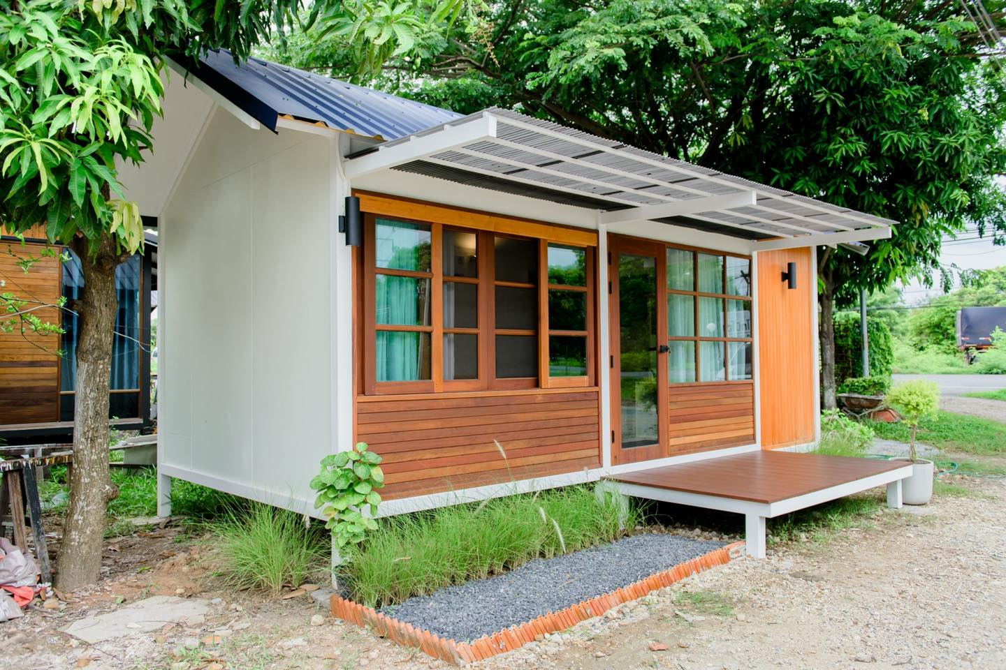 บ้านน็อคดาวน์หลังเล็กแนวมินิมอล อบอุ่นด้วยผนังไม้ 1 ห้องนอน 1 ห้องน้ำ พื้นที่ 28 ตรม งบ 3 แสนกว่า ๆ