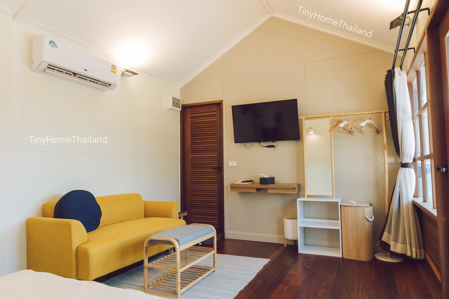 บ้านน็อคดาวน์หลังเล็กแนวมินิมอล อบอุ่นด้วยผนังไม้ 1 ห้องนอน 1 ห้องน้ำ พื้นที่ 28 ตรม งบ 3 แสนกว่า ๆ