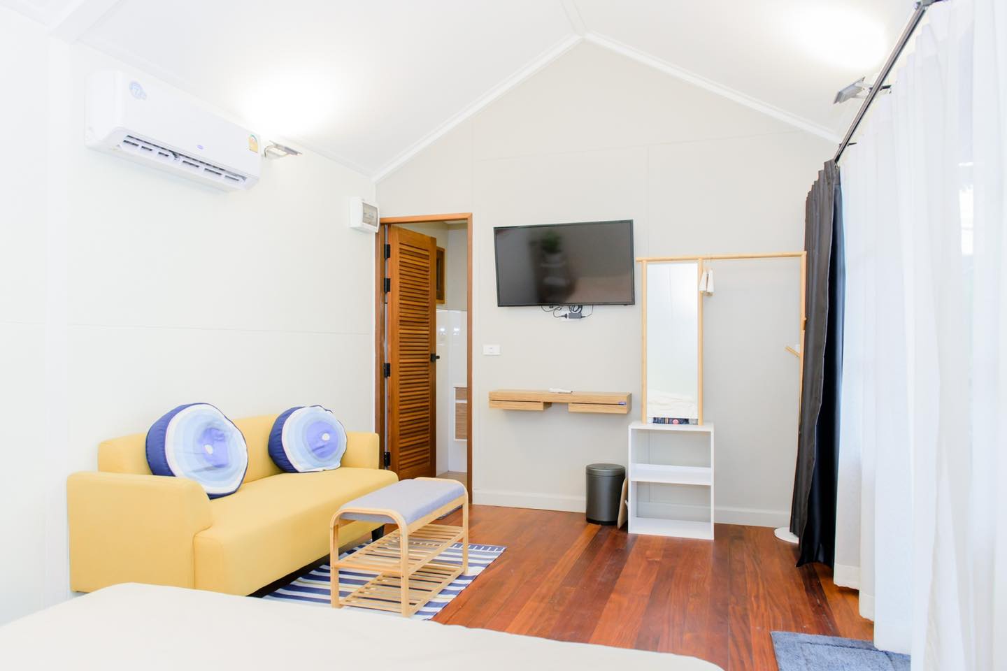 บ้านน็อคดาวน์หลังเล็กแนวมินิมอล อบอุ่นด้วยผนังไม้ 1 ห้องนอน 1 ห้องน้ำ พื้นที่ 28 ตรม งบ 3 แสนกว่า ๆ