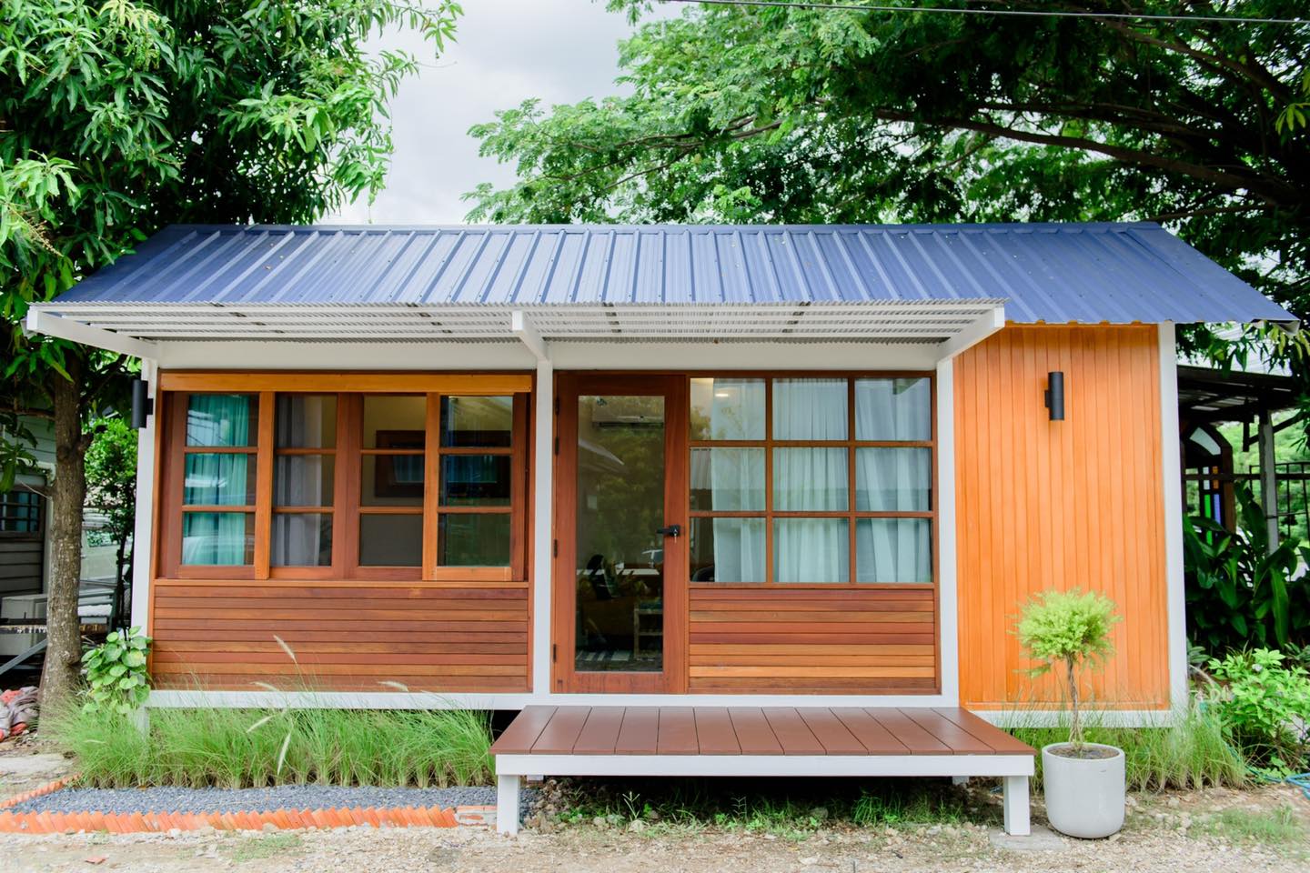 บ้านน็อคดาวน์หลังเล็กแนวมินิมอล อบอุ่นด้วยผนังไม้ 1 ห้องนอน 1 ห้องน้ำ พื้นที่ 28 ตรม งบ 3 แสนกว่า ๆ