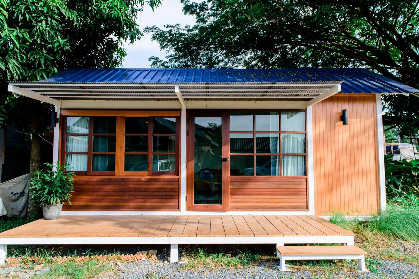 บ้านน็อคดาวน์หลังเล็กแนวมินิมอล อบอุ่นด้วยผนังไม้ 1 ห้องนอน 1 ห้องน้ำ พื้นที่ 28 ตรม งบ 3 แสนกว่า ๆ