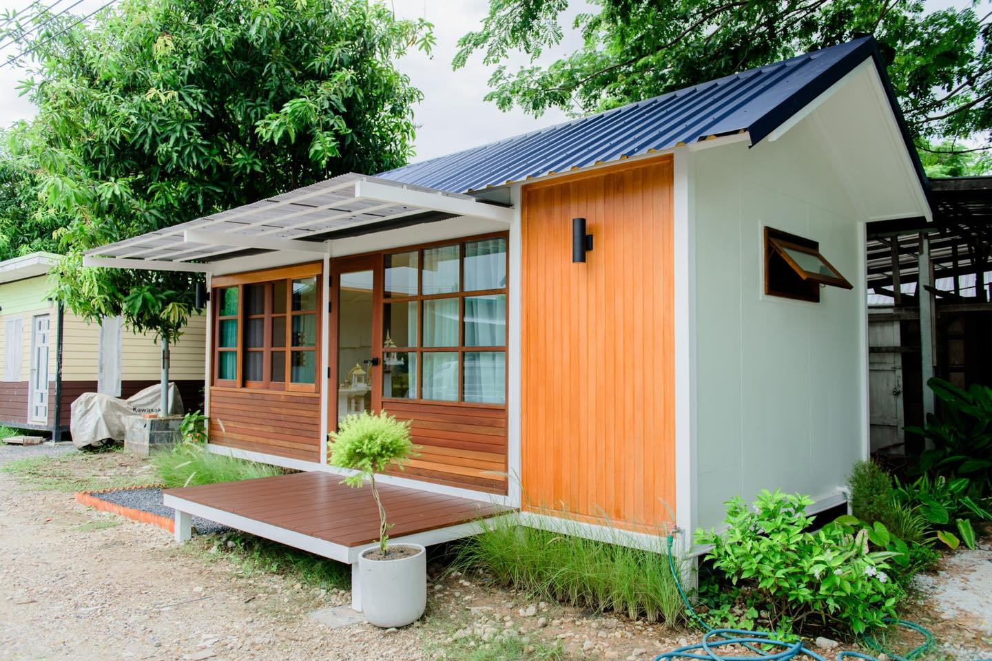 บ้านน็อคดาวน์หลังเล็กแนวมินิมอล อบอุ่นด้วยผนังไม้ 1 ห้องนอน 1 ห้องน้ำ พื้นที่ 28 ตรม งบ 3 แสนกว่า ๆ