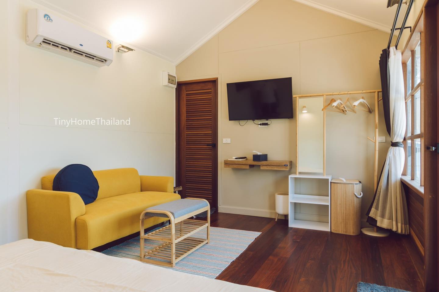 บ้านน็อคดาวน์หลังเล็กแนวมินิมอล อบอุ่นด้วยผนังไม้ 1 ห้องนอน 1 ห้องน้ำ พื้นที่ 28 ตรม งบ 3 แสนกว่า ๆ