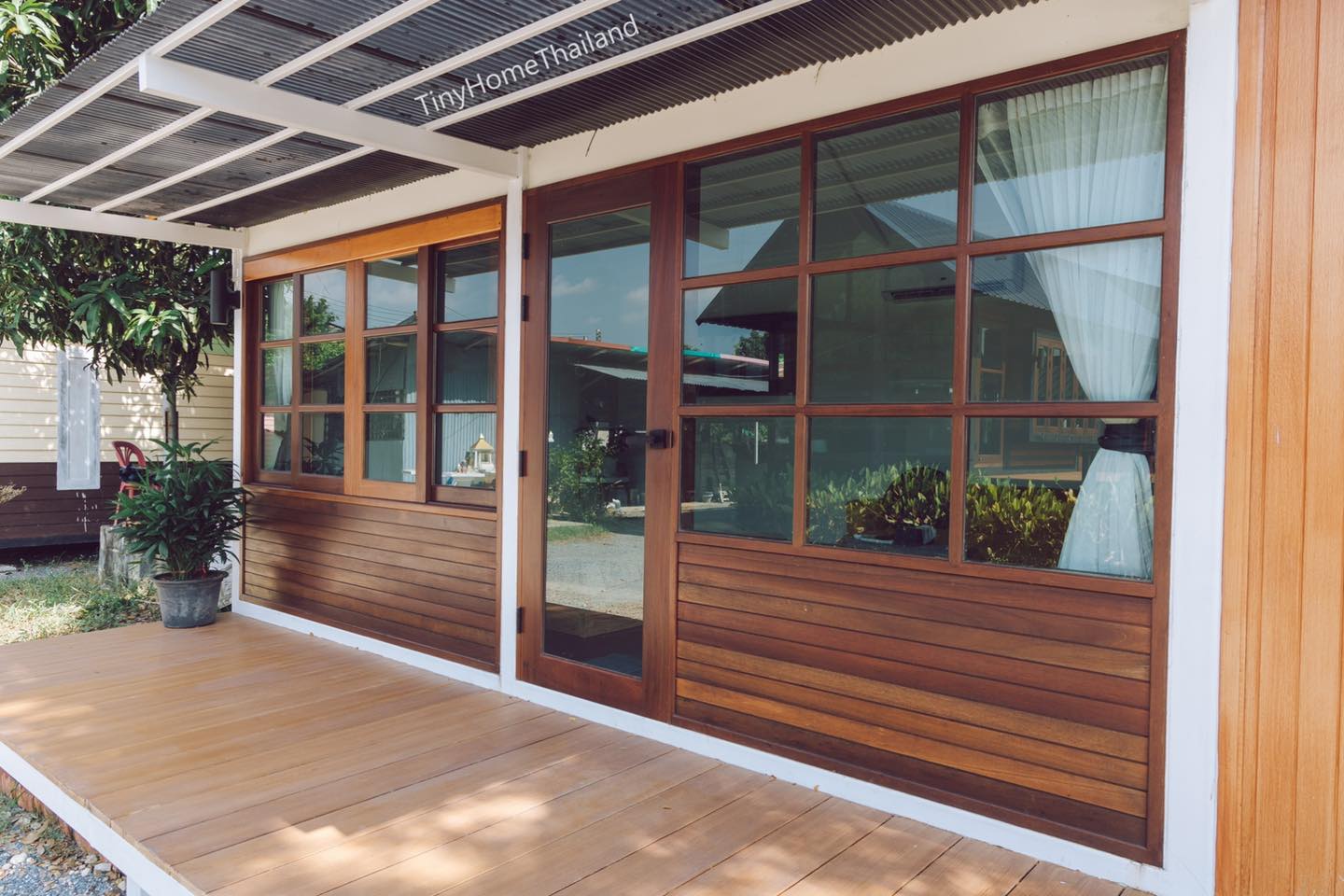 บ้านน็อคดาวน์หลังเล็กแนวมินิมอล อบอุ่นด้วยผนังไม้ 1 ห้องนอน 1 ห้องน้ำ พื้นที่ 28 ตรม งบ 3 แสนกว่า ๆ