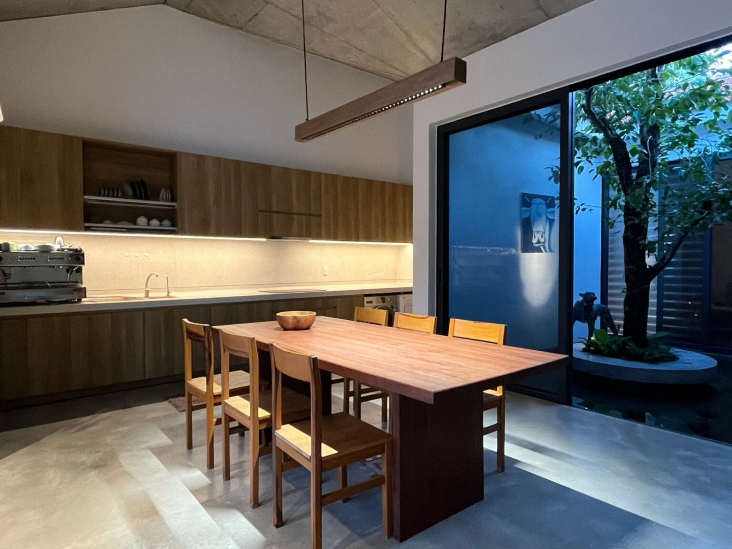 ไอเดีย “บ้านหน้าแคบ” แนวทาวน์โฮมชั้นเดียว แต่ลึกเข้าไปด้านในบรรยากาศยิ่งกว่ารีสอร์ท