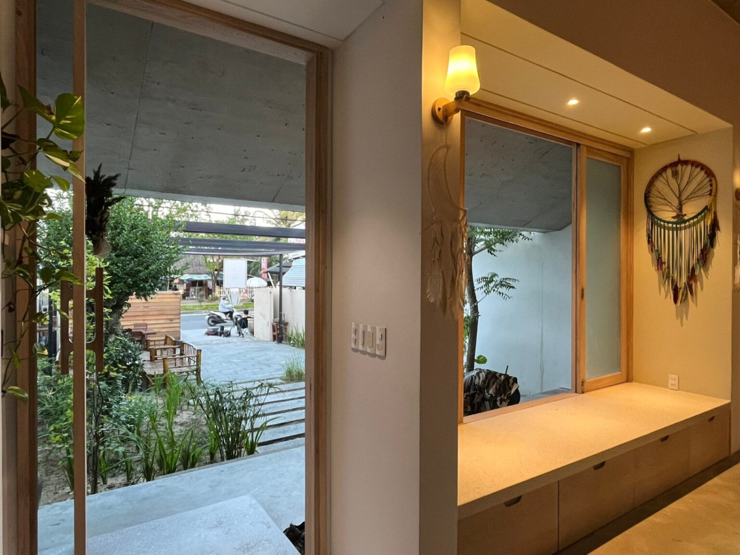 ไอเดีย “บ้านหน้าแคบ” แนวทาวน์โฮมชั้นเดียว แต่ลึกเข้าไปด้านในบรรยากาศยิ่งกว่ารีสอร์ท