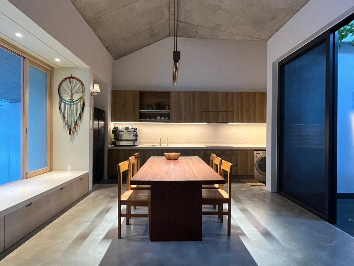 ไอเดีย “บ้านหน้าแคบ” แนวทาวน์โฮมชั้นเดียว แต่ลึกเข้าไปด้านในบรรยากาศยิ่งกว่ารีสอร์ท