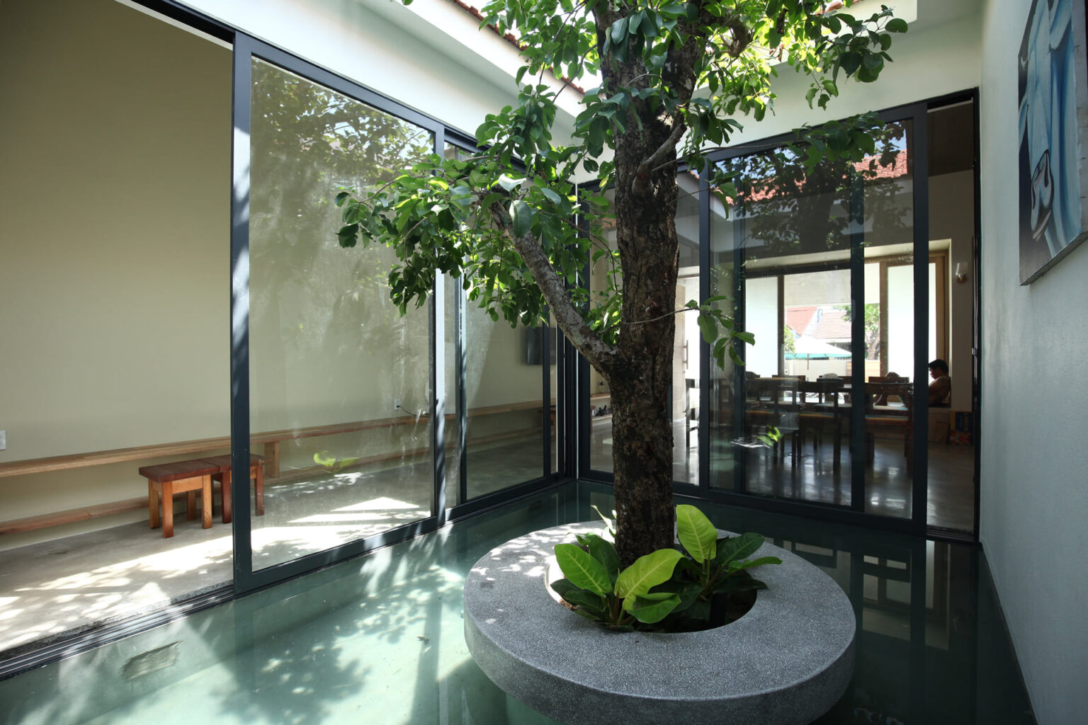 ไอเดีย “บ้านหน้าแคบ” แนวทาวน์โฮมชั้นเดียว แต่ลึกเข้าไปด้านในบรรยากาศยิ่งกว่ารีสอร์ท