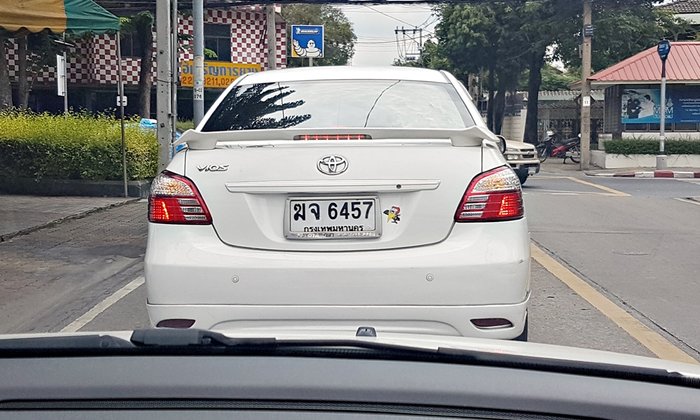 หยุดเสียที! เปิดไฟฉุกเฉินผ่านสี่แยก.. อันตราย