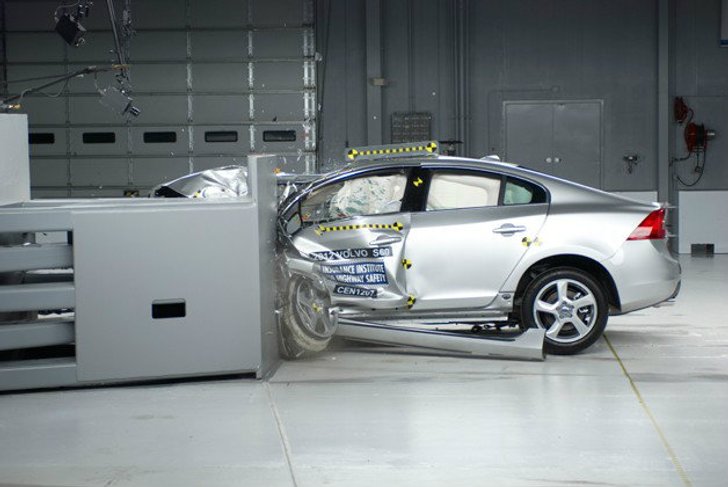 บททดสอบใหม่ของ IIHS ชนเสียบเสาใครจะเจ๋งจริง