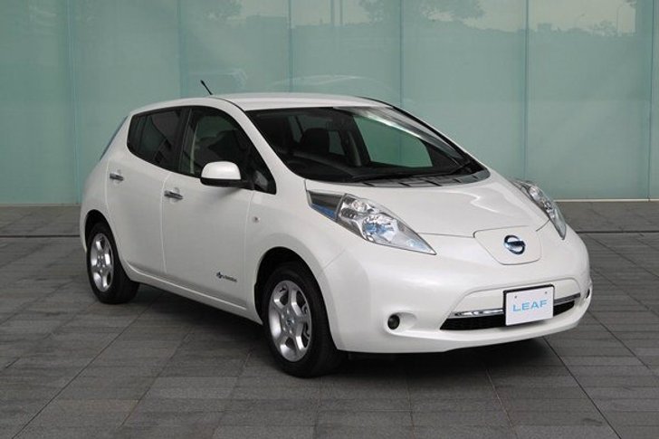 2013 Nissan Leaf เบาและถูกกว่าที่คิด