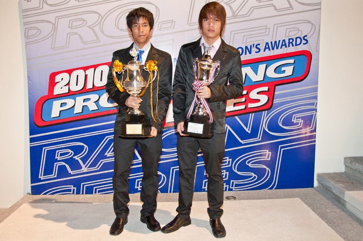 โปรตอนปลื้ม 2 ดาวรุ่งซิว แชมป์ เข้ารับรางวัลแล้ว