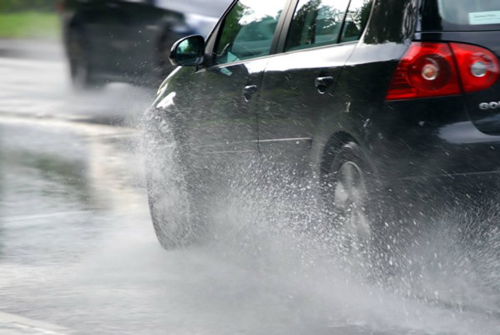 ระวังอันตรายจากรถเหินน้ำช่วงฝนตก