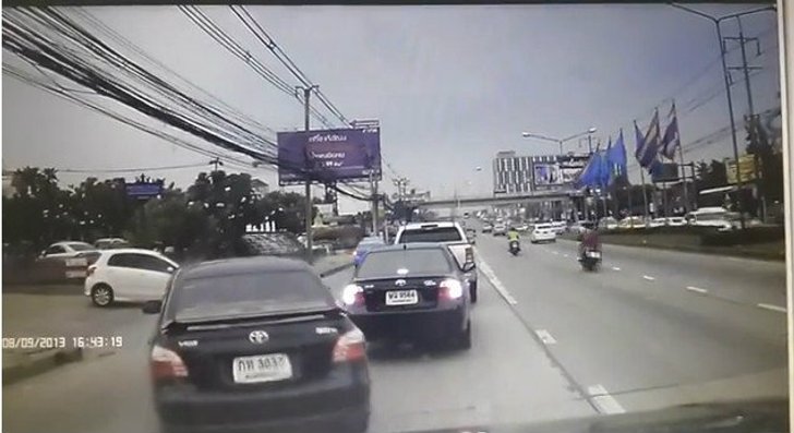 จะจะ! คลิปรถวีออส ชนแล้วหนี