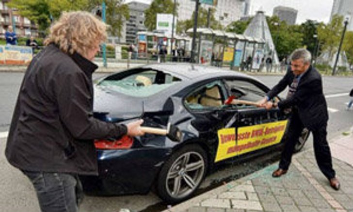 คลิป เศรษฐีอิตาลีทุบ BMW ของตัวเองประจานโชว์ เหตุเกียร์พัง