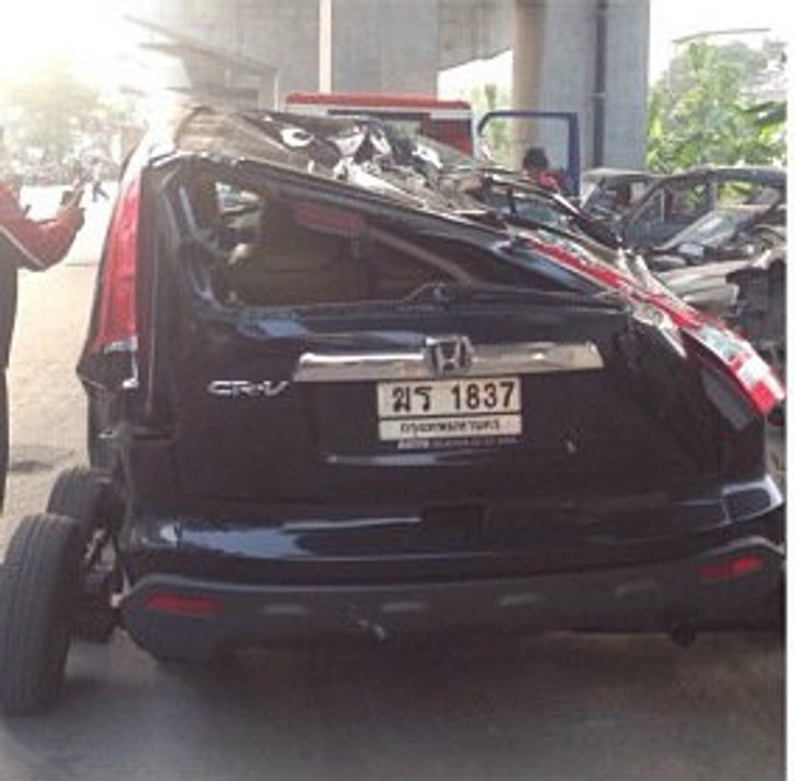CRV ถูกคอนเทนเนอร์ทับ-ไม่ตาย! อึดจริง?