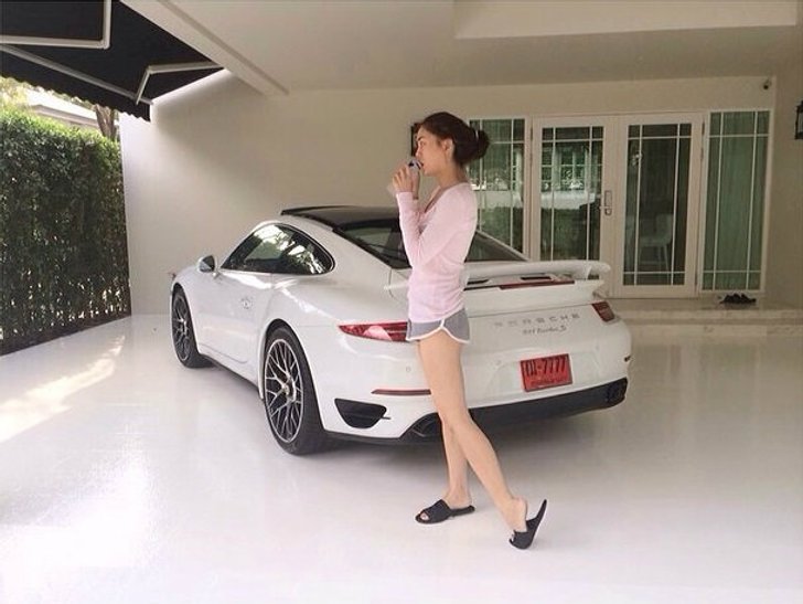"เจนี่"โชว์รวย-ถอย"ปอร์เช่"คันละ 20 ล้านบาท!