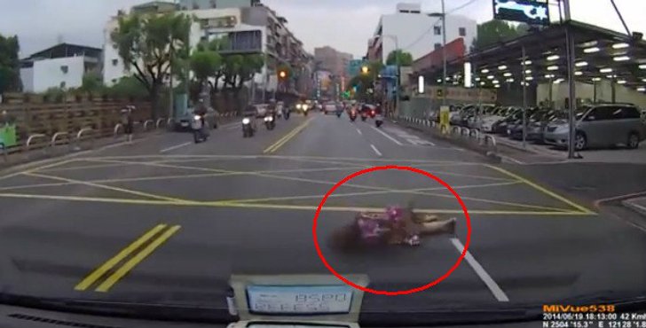 ระวังแก๊งวิ่งให้รถชน ทำเนียนวิ่งมาล้มหน้ารถ