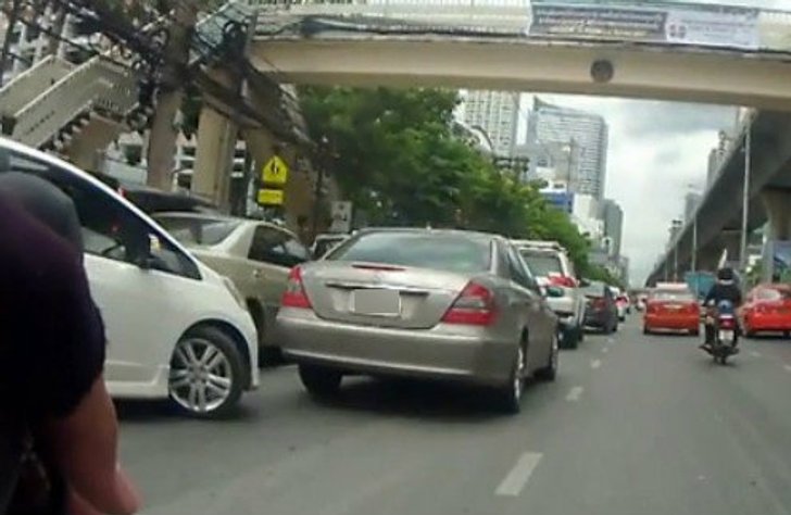 คลิปเด็ด! แฉสาเหตุทำรถติดหนักบนถนนสาทร