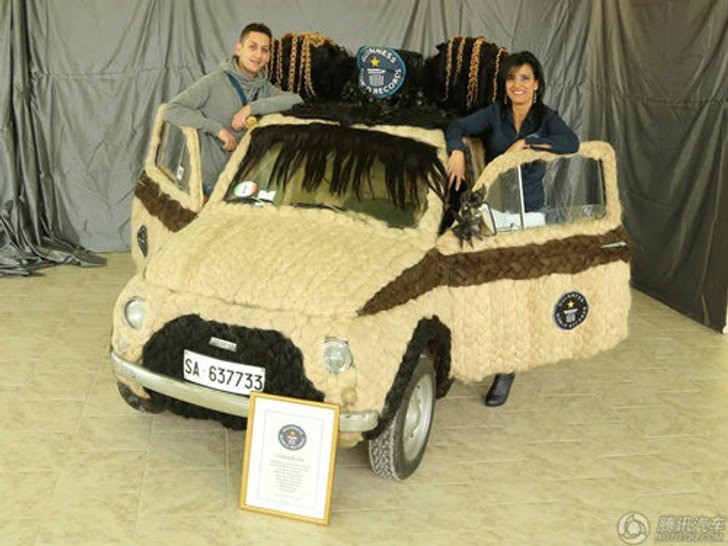 ตะลึง! Fiat 500 หุ้มด้วยเส้นผมมนุษย์จริงทั้งคัน