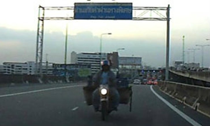 'งง' มาได้ไง? จยย.ย้อนศรขึ้นทางด่วนพร้อมเฉี่ยวชนแล้วหนี