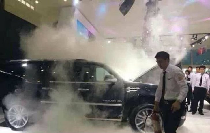 อึ้ง! รถหรูไฟไหม้กลางงานมอเตอร์โชว์จีน