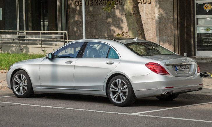 Mercedes-Benz S550e ใหม่ เตรียมติดตั้งระบบชาร์จไฟไร้สายให้เลือก