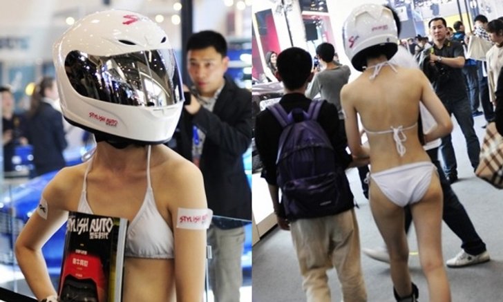 อึ้ง! พริตตี้จีนลงทุนนุ่งบิกินี่จิ๋วเดินทั่วงานมอเตอร์โชว์กันเลย...