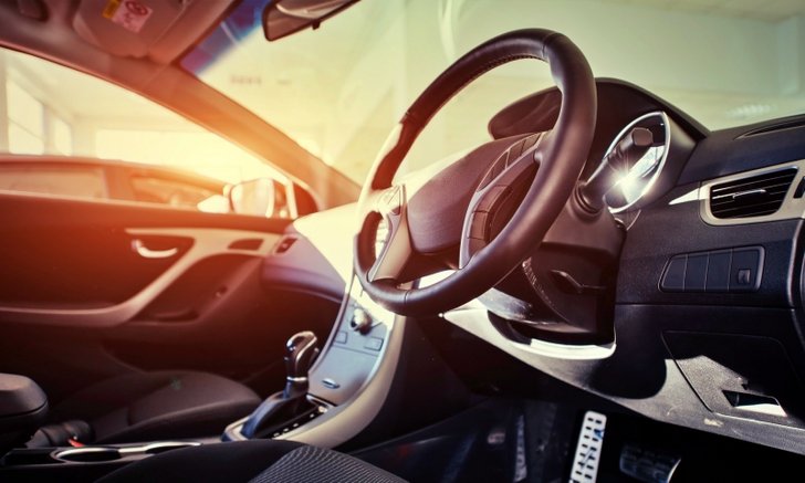 .5 สิ่งที่ควรทำเมื่อต้องจอดรถทิ้งไว้กลางแดดเป็นประจำ.