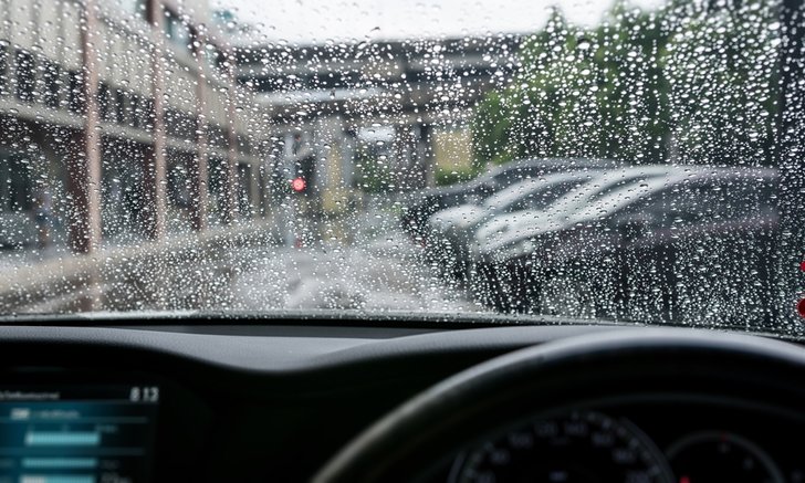 4 สิ่งที่ควรปฏิบัติเมื่อขับรถขณะฝนตก