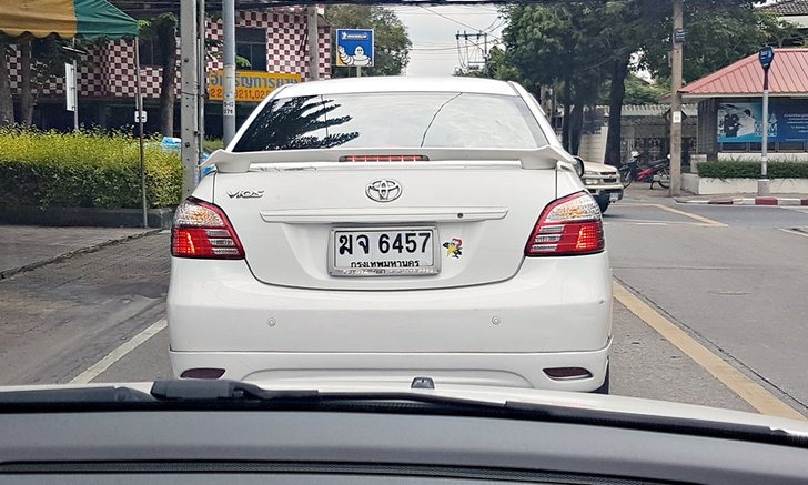 หยุดเสียที! เปิดไฟฉุกเฉินผ่านสี่แยก.. อันตราย