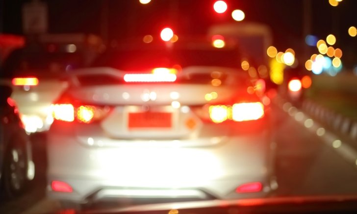 "ไฟเบรกกะพริบ" มีความผิดตามกฎหมายปรับสูงสุด 2,000 บาท