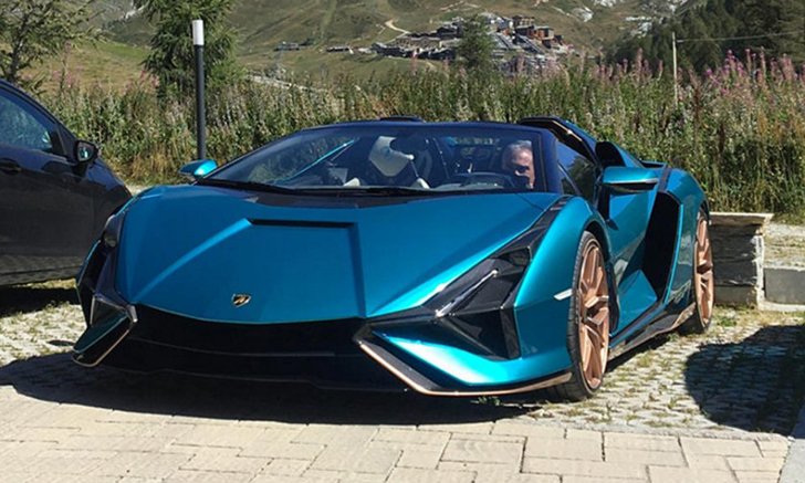 สะดุดตา! ยลโฉม Lamborghini Sian Roadster ที่มีคนจับภาพได้บนถนนที่อิตาลี