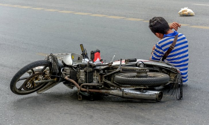 .ขี่มอเตอร์ไซค์ล้มเอง เคลมค่ารักษาจาก พ.ร.บ. ได้หรือไม่?.