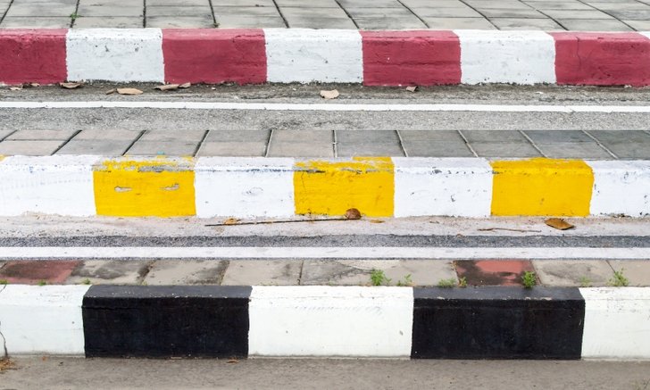 .แถบฟุตบาทสีเหลือง-แดง-ดำ สีไหนจอดได้ สีไหนห้ามจอด?.