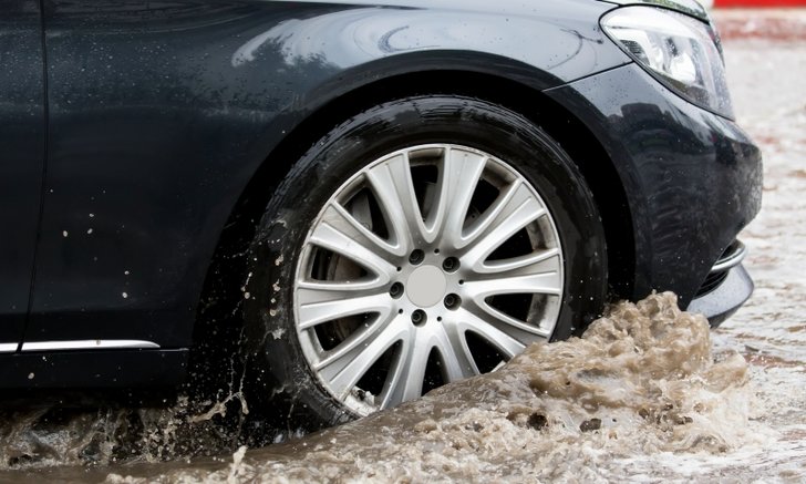 .แนะนำ 4 เทคนิคขับรถลุยน้ำท่วมไม่ให้รถพัง.