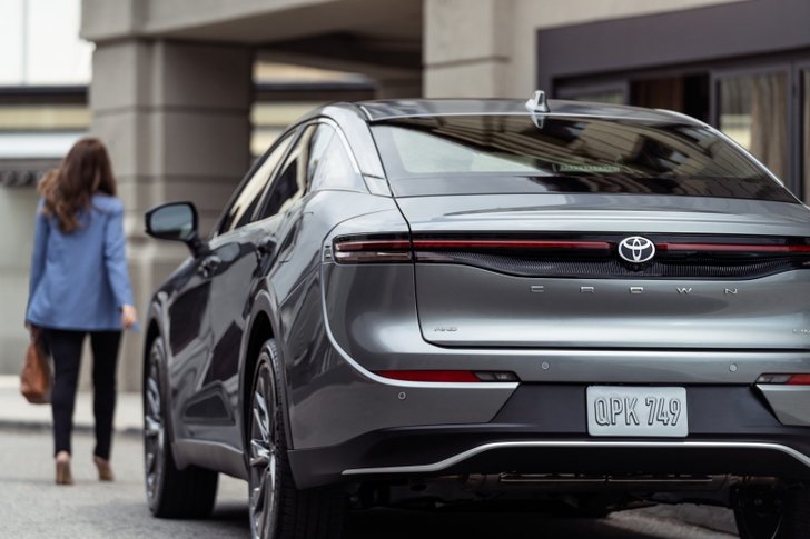 Toyota crown 2023 sedan