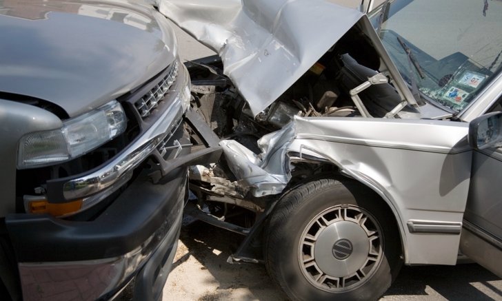 .ขับรถชนคันที่ย้อนศรมา ใครผิด เคลมได้หรือไม่?.