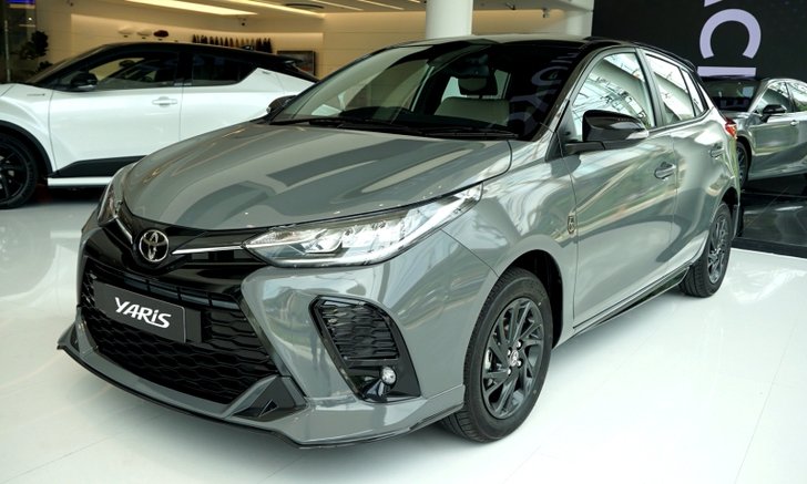 ภาพคันจริง Toyota YARIS 2022 รุ่น 60 ปี หุ้มสีเทา Laminated Grey จำกัดโชว์รูมละ 1 คัน