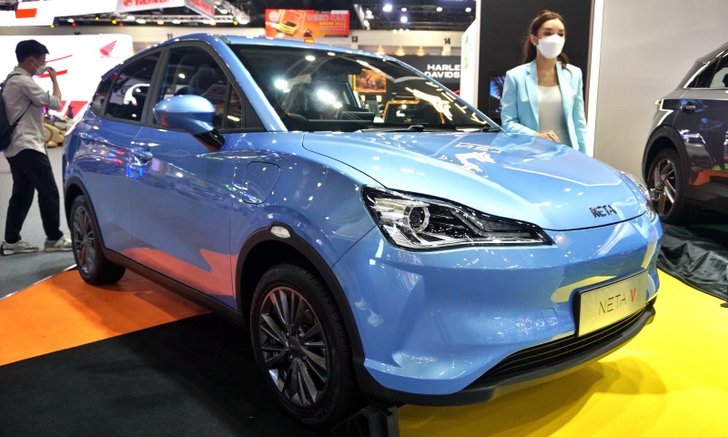 .เมื่อ รถไฟฟ้า ตีตลาด อีโคคาร์ ด้วยราคา 5 แสนกว่าบาท.