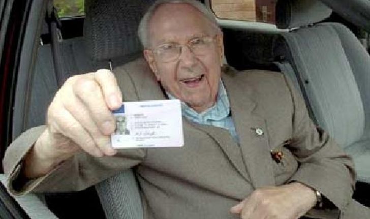 สุโค่ย!! คุณปู่วัย 95 ได้รับเลือกเป็นยอดนักขับสุดปลอดภัย
